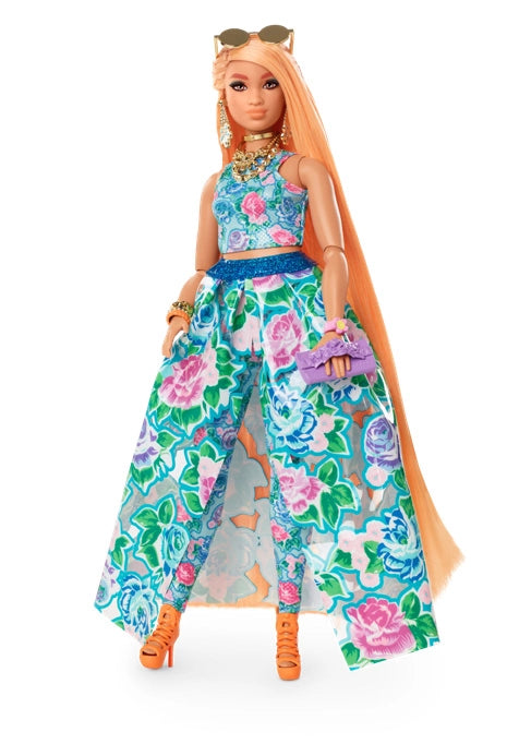 Barbie Extra Fancy, Bambola curvy con completo floreale da 2 pezzi, gattino, capelli lunghissimi e accessori, snodata, G