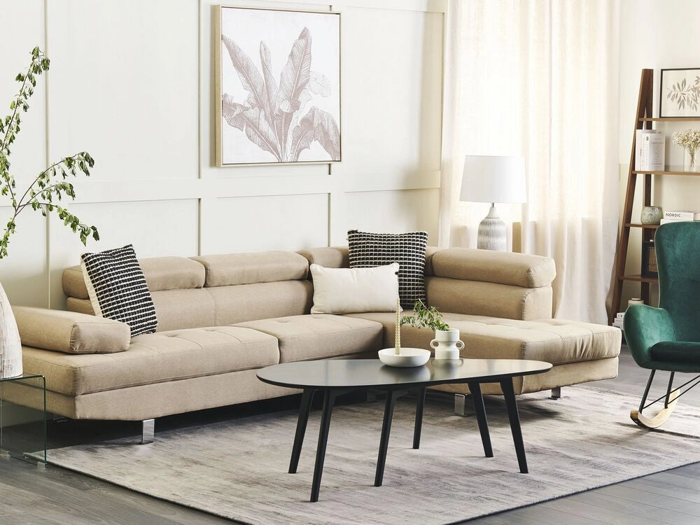 Divano angolare in tessuto beige chiaro con poggiatesta e braccioli regolabili a forma di L