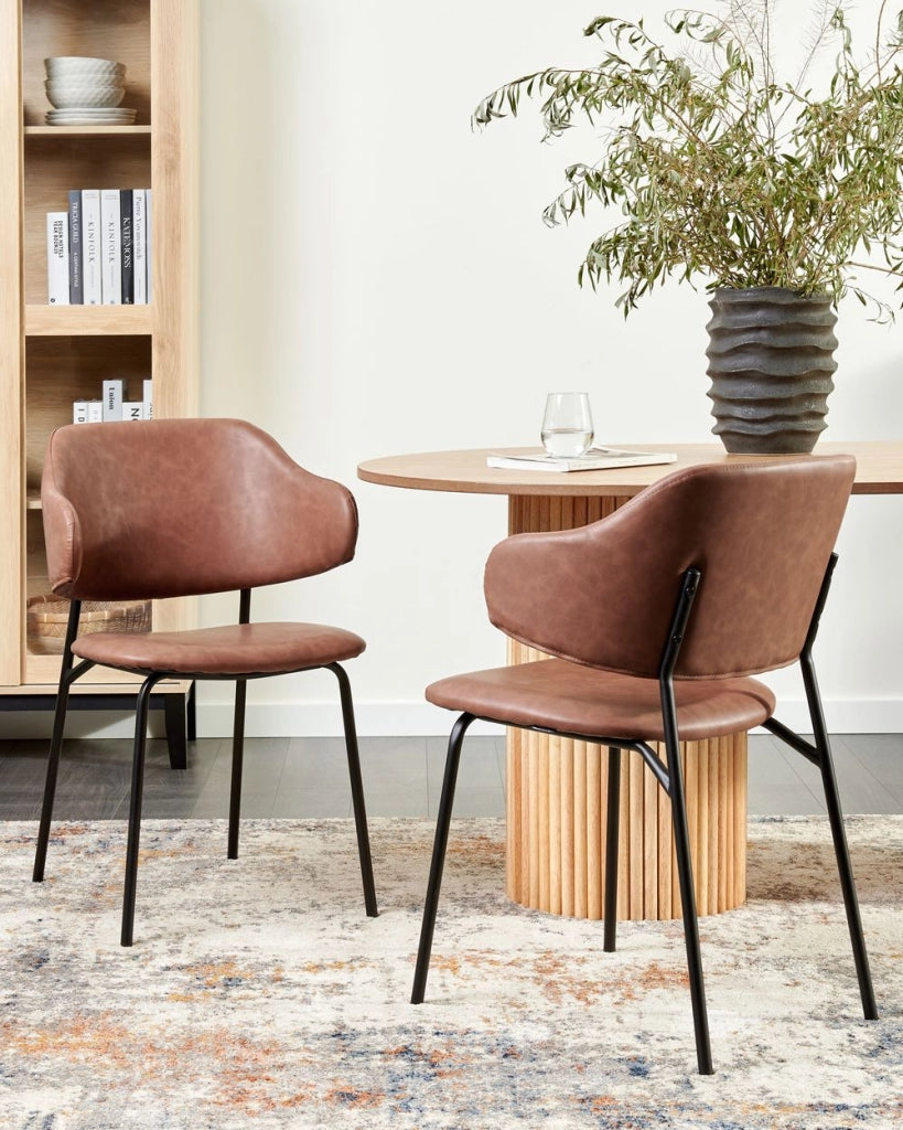 Set di 2 sedie da pranzo Rivestimento in ecopelle marrone Gambe in metallo nero Schienale curvo senza braccioli Design moderno e contemporaneo