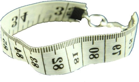 Bracciale di misurazione per la mano realizzato con materiali riciclati, dotato di righello in metallo per la misura della larghezza.