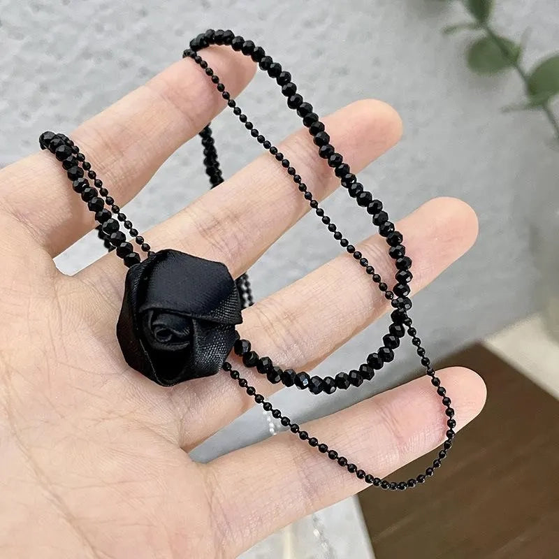 Collana con rosa e perline di cristallo nero: gioiello gotico fatto a mano, idea regalo