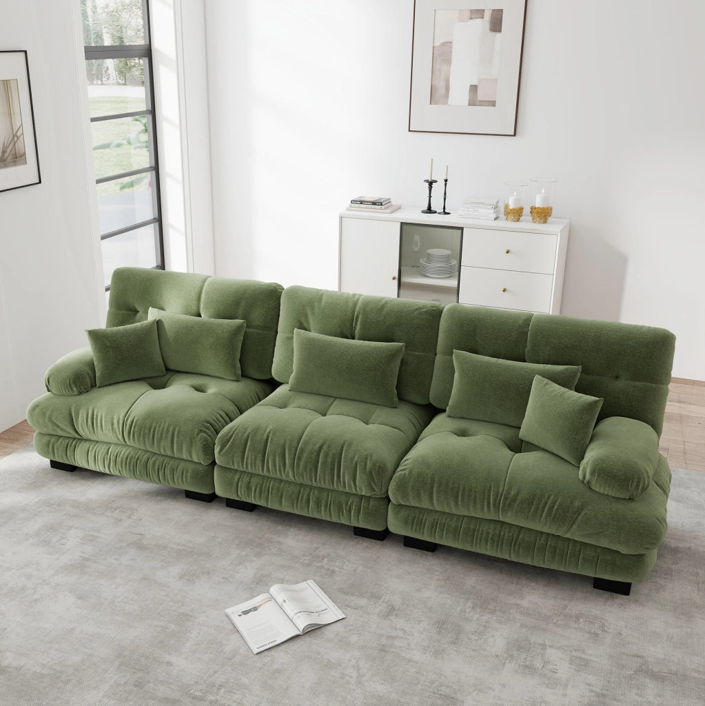 Divano modulare in chenille verde con seduta profonda e braccioli imbottiti arrotondati