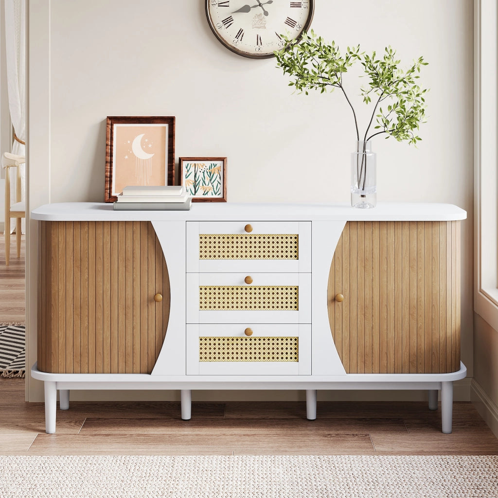 Sideboard bianco con ante effetto legno, cassetti in rattan e ripiani regolabili