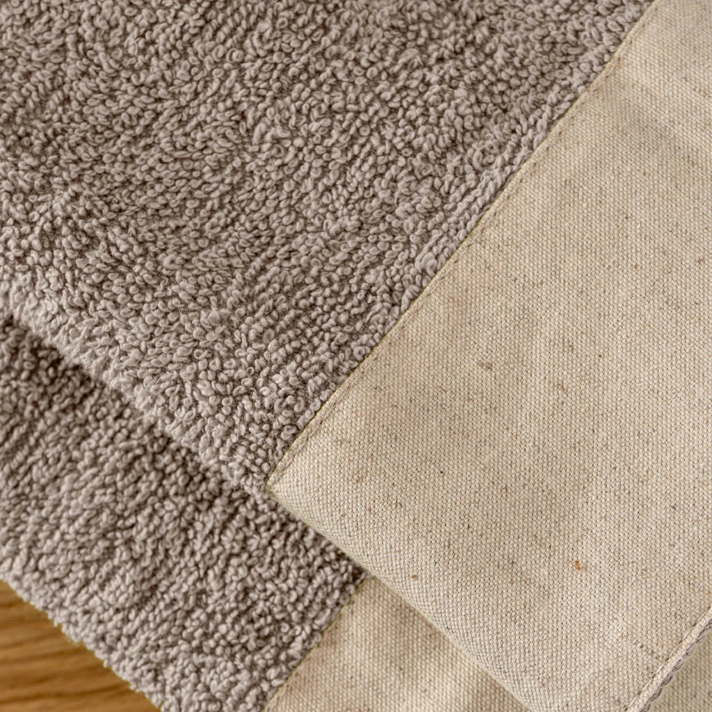 Set Asciugamani Bagno 2 Pezzi con Balza in Lino – Salvietta + Ospite – Morbidi, Super Assorbenti e Delicati sulla Pelle – Certificati OEKO-TEX – Eleganti e Resistenti  Ciotoli