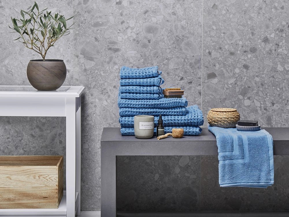 Set di 9 asciugamani da bagno e tappetino da bagno per ospiti in cotone blu Zero Twist