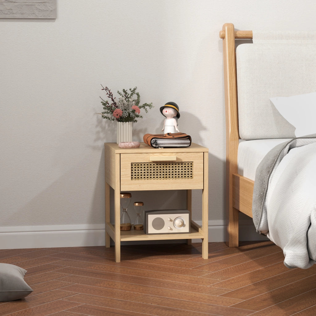 Comodino compatto in legno con cassetto e ripiano aperto, design rattan, 40 x 40 x 48,4 cm, colore naturale