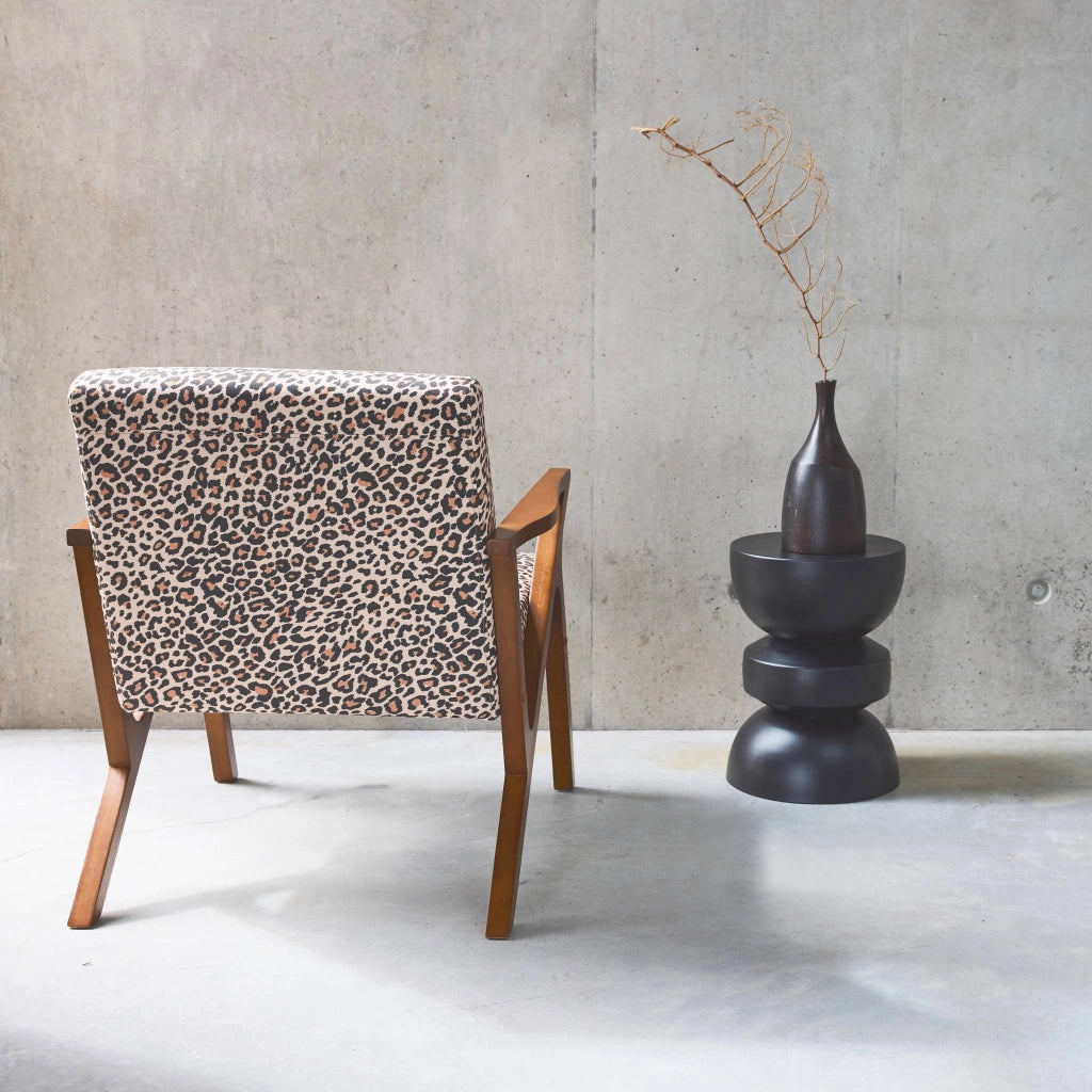 Poltrona scandinava in legno di hevea e stampa leopardo, leopardo