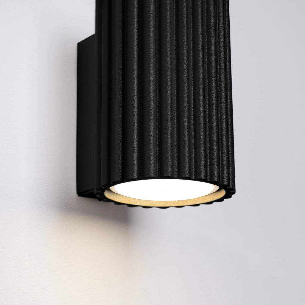 Applique moderna nera tubo zigrinato 10cm GU10 GRAVIO