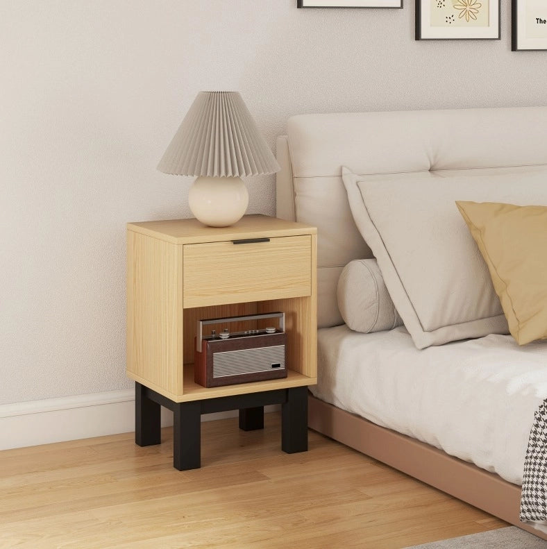 Comodino in rovere con cassetto e vano aperto