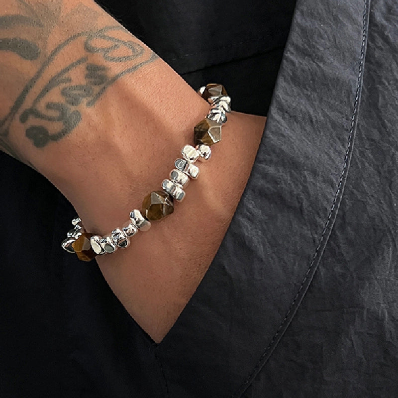 Bracciale in stile vintage, dalla forma unica, con perline di pietra d'ambra marrone.