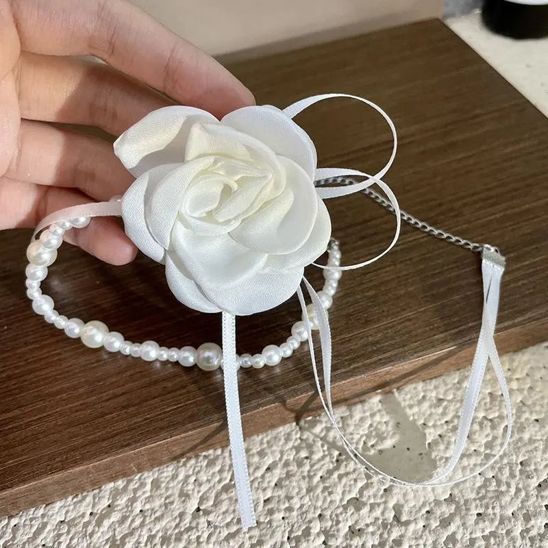 Collana girocollo vintage fatta a mano con rosa bianca, fiocco e perle, regalo di Natale o compleanno.