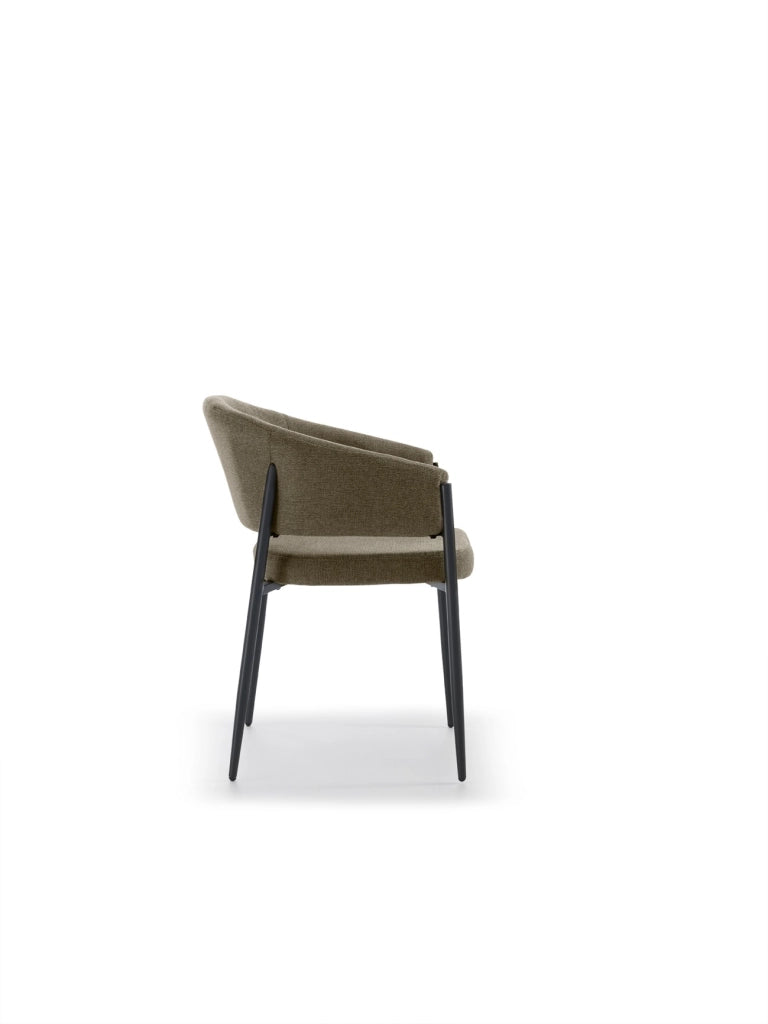 Sedia da interni Maya con braccioli, struttura in metallo antracite e seduta in tessuto Easy-Clean marrone chiaro - Design Elegante