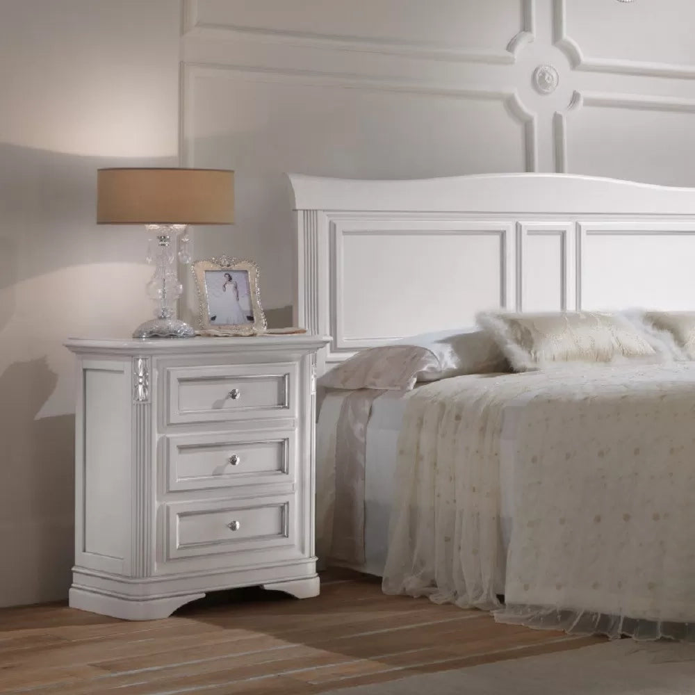 Comodino 3 cassetti intagliato in legno bianco l.55 p.37 h.70 - Mobili 2G