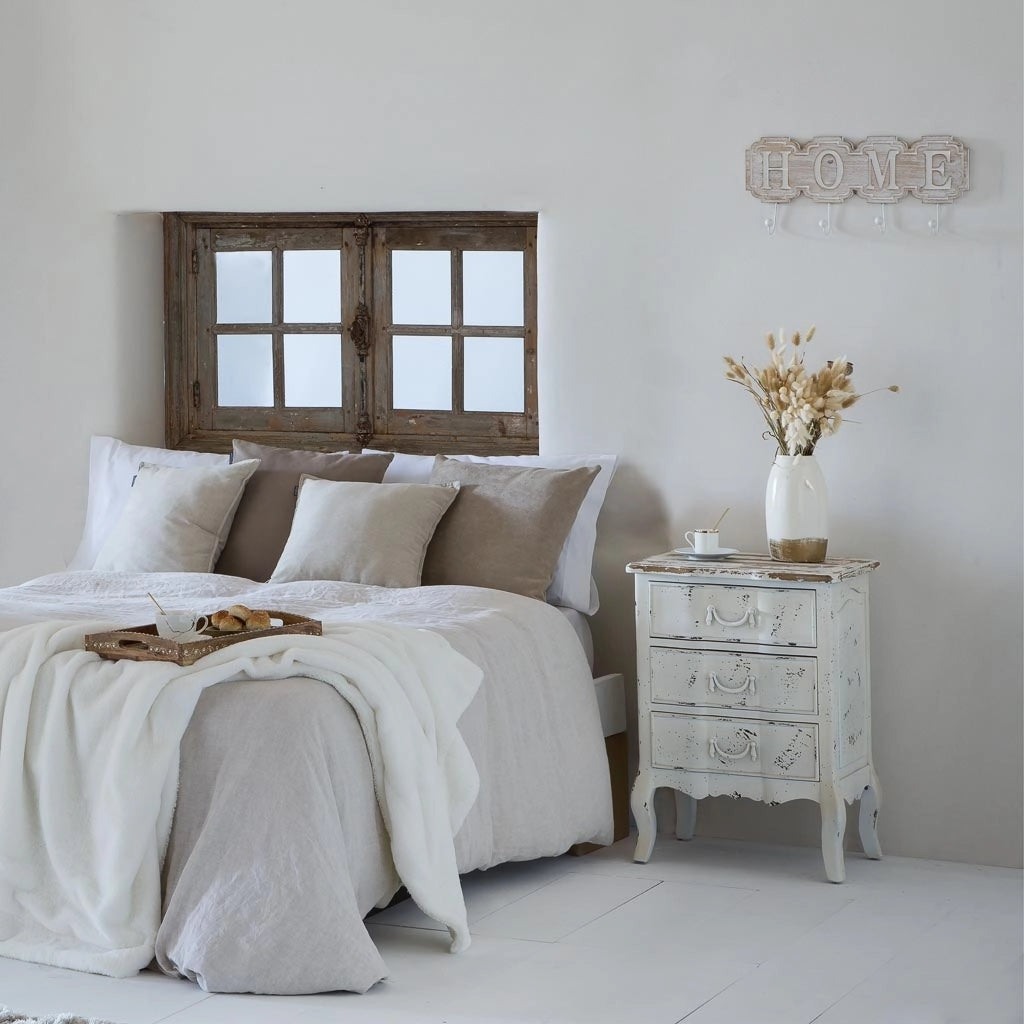 Comodino in legno laccato bianco invecchiato, dimensioni 50x40x70 cm.