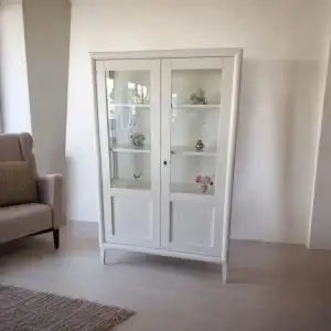 Vetrina spillo in legno 2 ante bianco opaco con rilievo