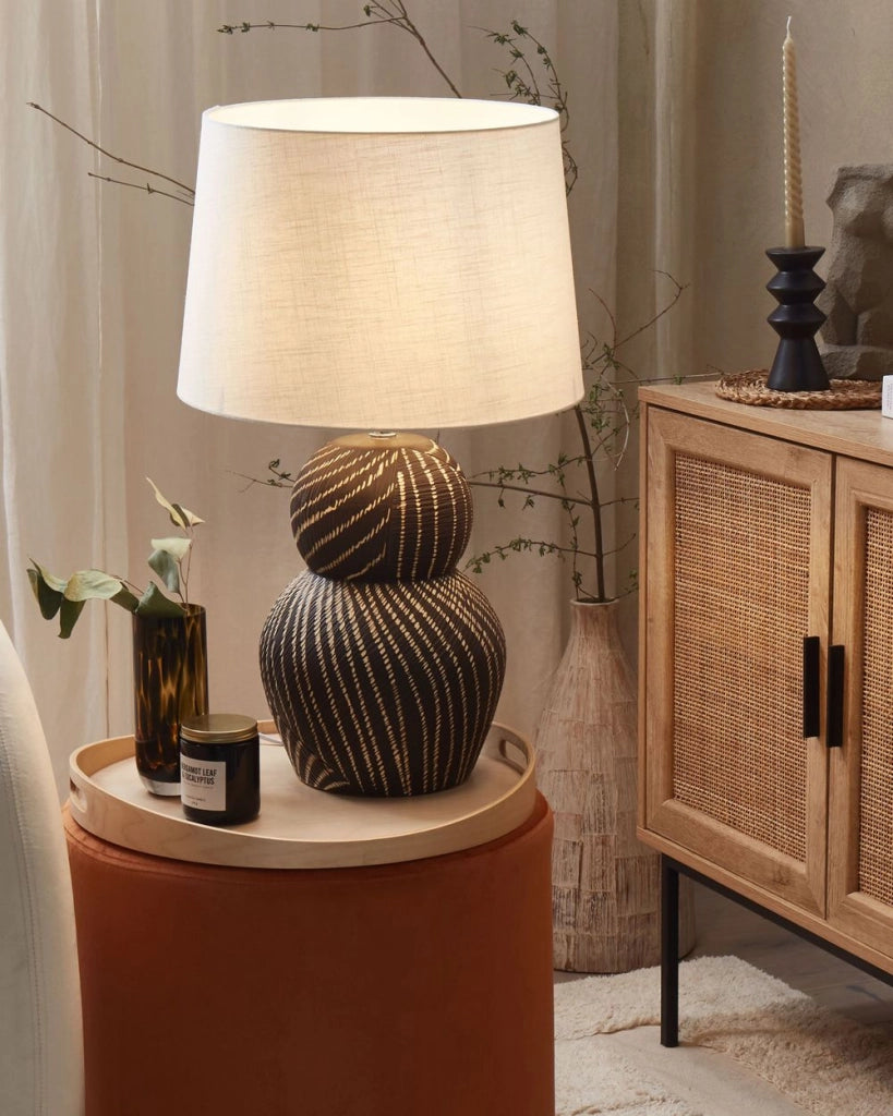 Lampada da tavolo Base in ceramica nera 63 cm Paralume in tessuto bianco Lampada da comodino classica