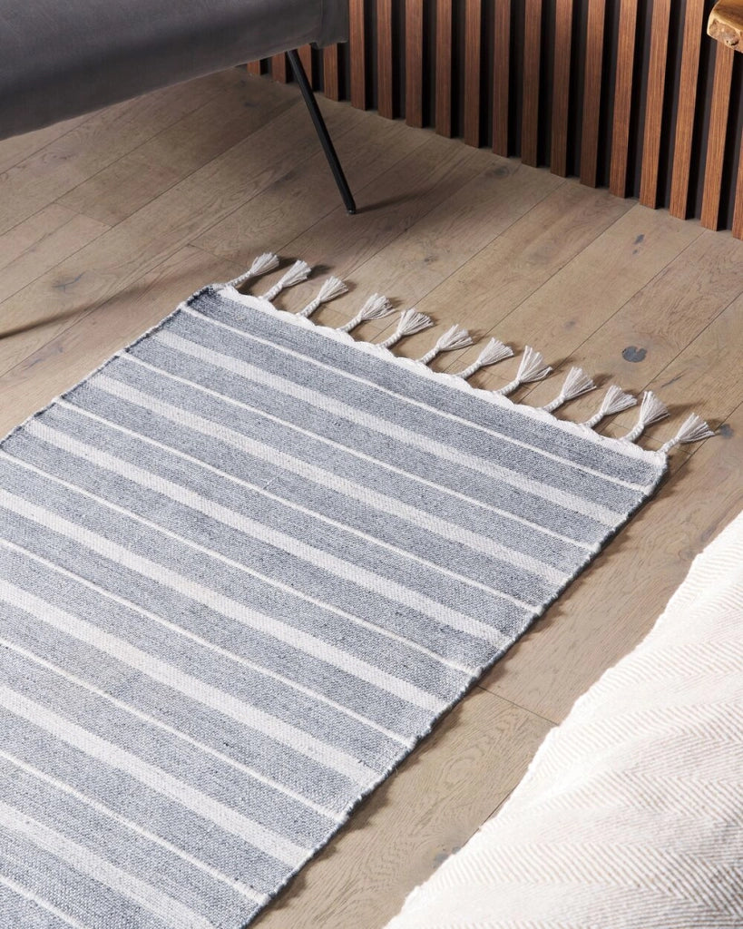 Tappeto grigio chiaro 80 x 150 cm per soggiorno e camera da letto con frange rigate