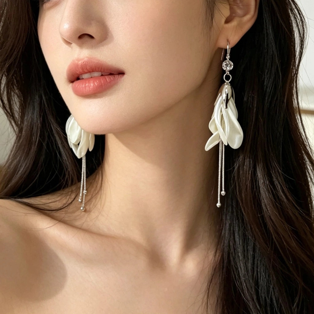 Elegantissimi orecchini pendenti lunghi con nappe floreali in stile francese per donna, lussuosi e sofisticati, versatili e con ganci per l'orecchio.