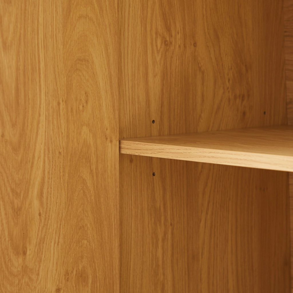 Sideboard con ripiani regolabili e ante curve in MDF naturale