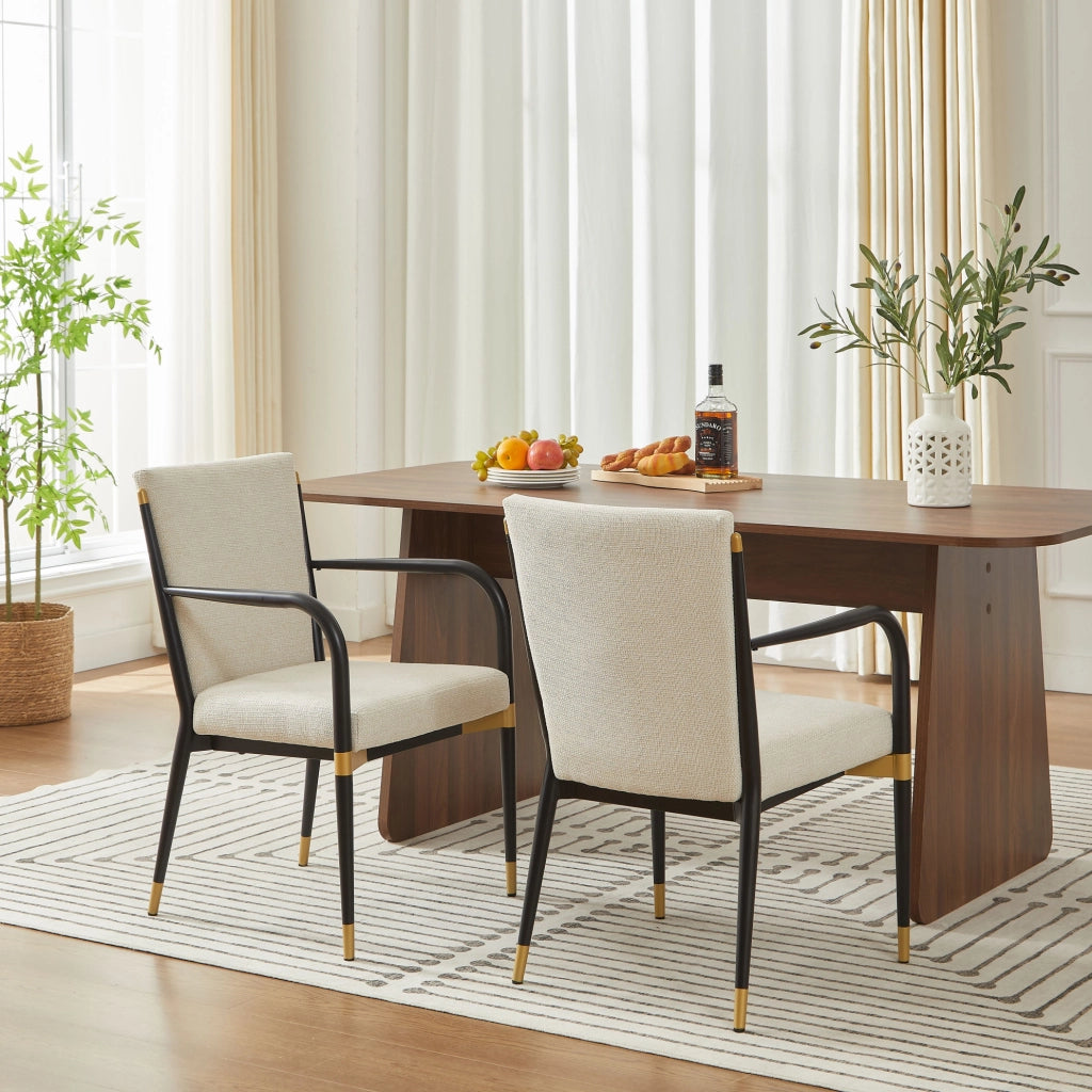 Set di 2 sedie da pranzo con braccioli; tessuto beige; struttura nera con dettagli dorati