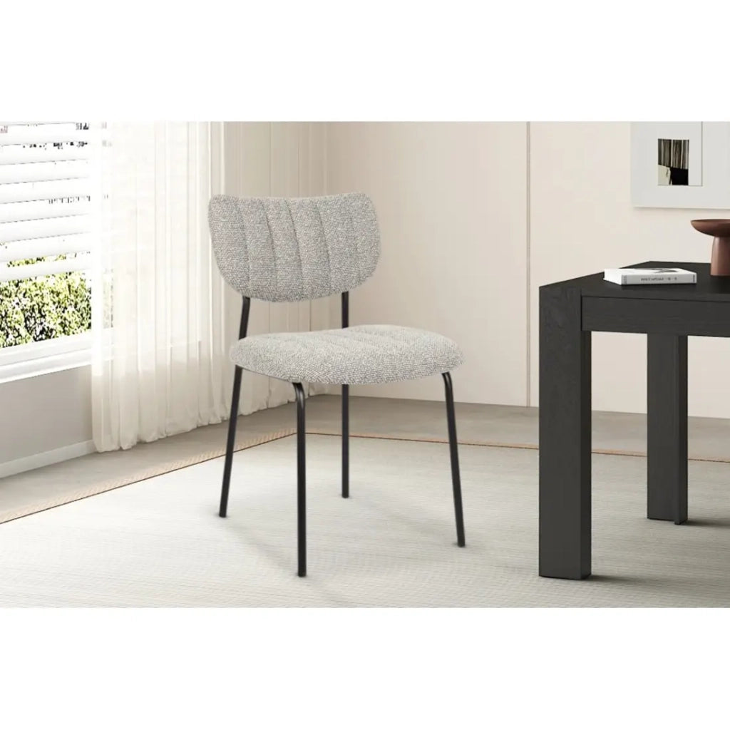 Set di 2 sedie NORAYA – Tessuto grigio chiaro – Gambe in metallo – Design compatto – Eleganza moderna e minimalista