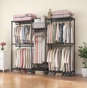 Porta abiti freestanding nero in metallo con 8 ripiani a griglia e 5 aste appendiabiti