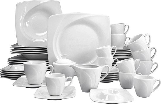 Set di servizio - combinazione di piatti, bicchieri e tazze