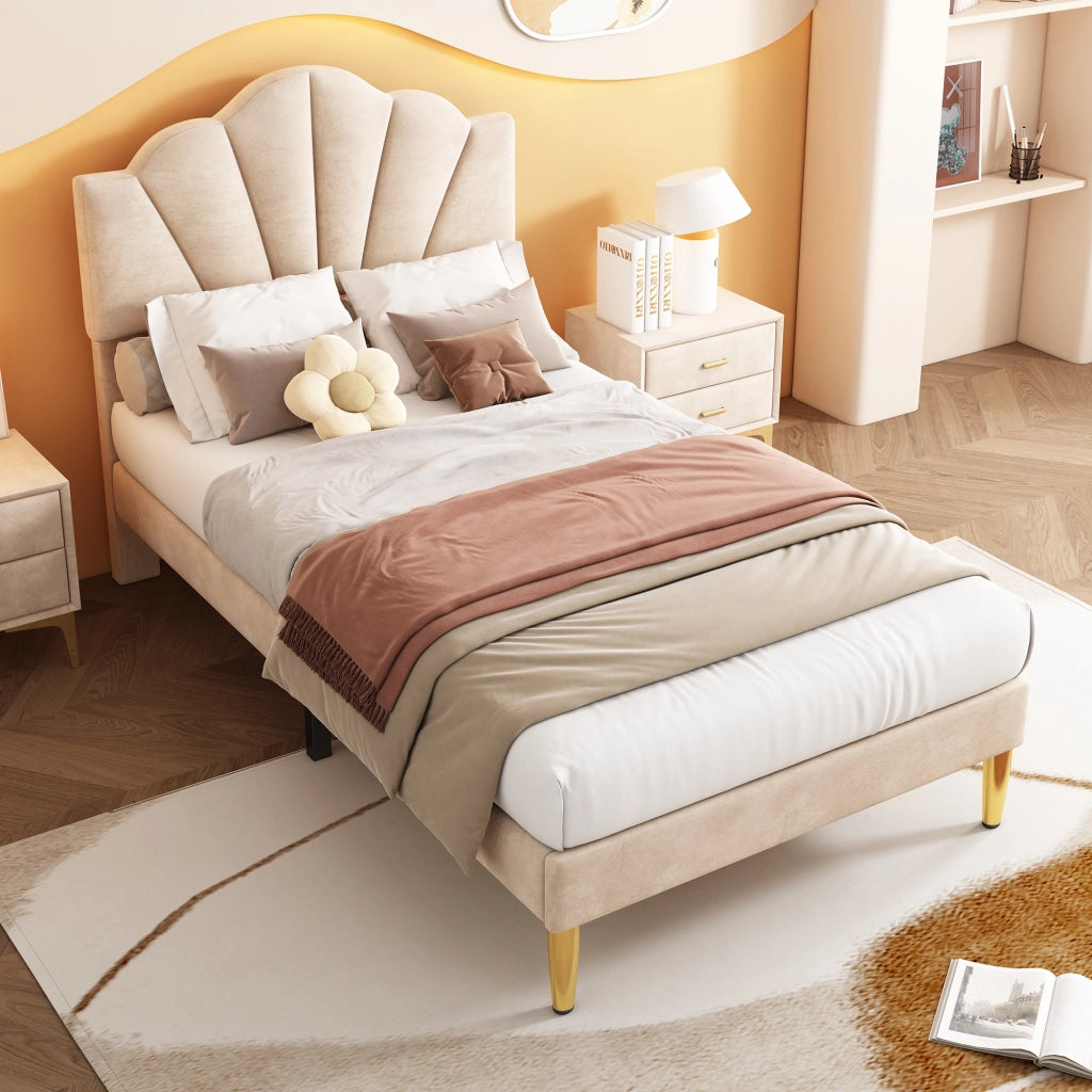 Letto imbottito in velluto beige 90x200 cm con testiera a conchiglia e gambe in ferro dorato