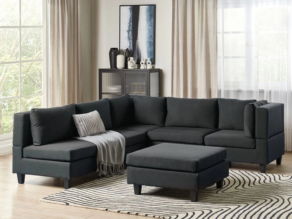 Divano componibile a 5 posti imbottito lato sinistro in tessuto nero con gambe nere e pouf stile moderno