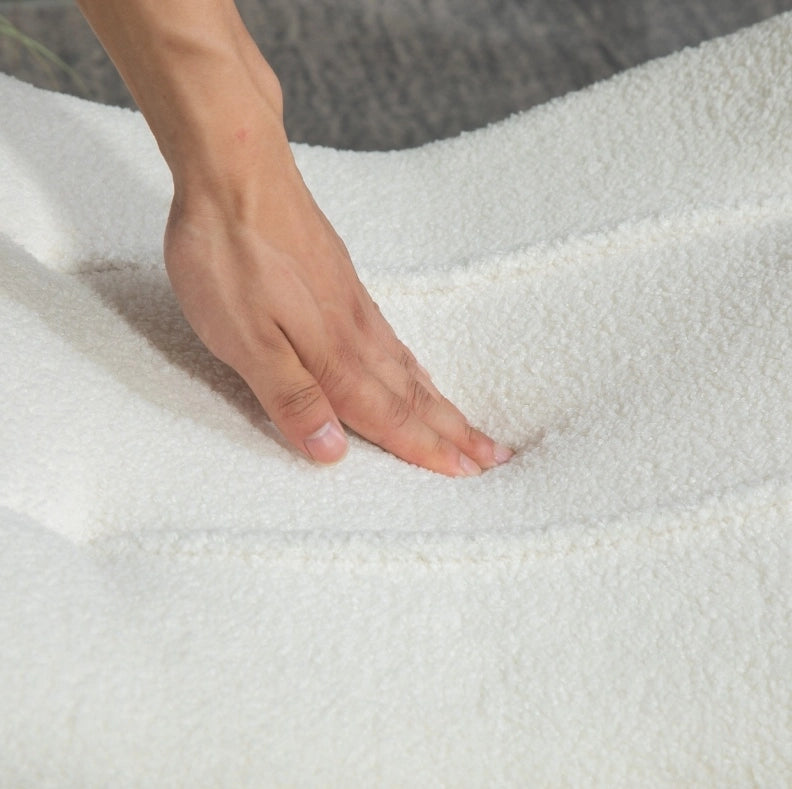 Pouf imbottito color crema con gambe in legno