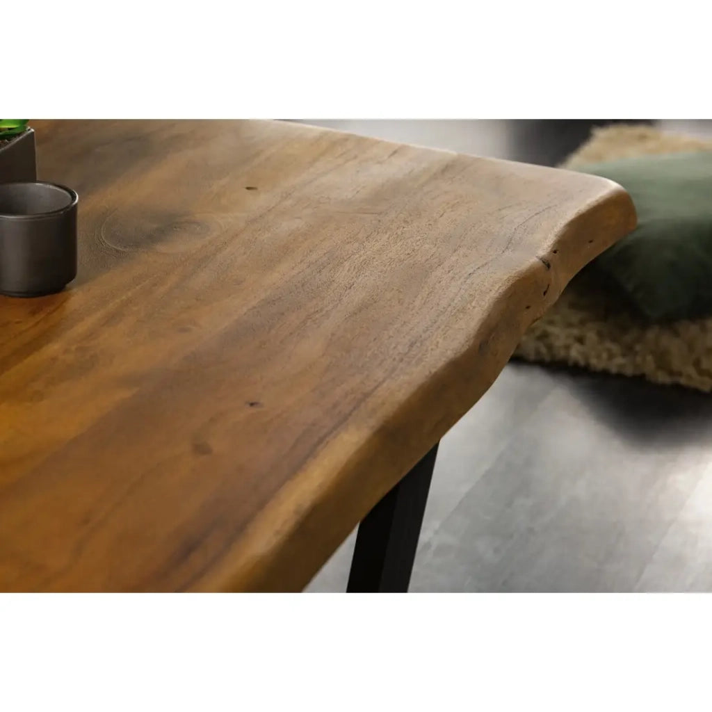 Tavolino basso ARKAYA 110 cm in legno di acacia massiccio con gambe in metallo nero a forma di U