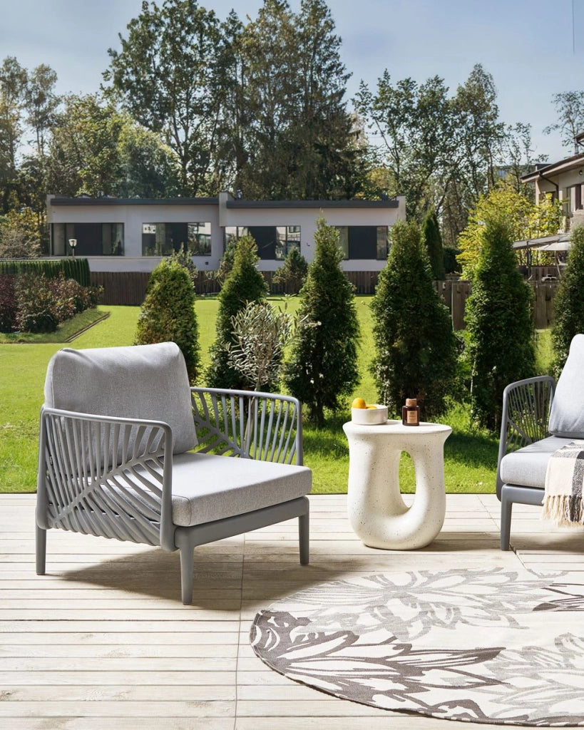 Poltrona da giardino grigia con struttura sintetica sedia da esterno con cuscini stile moderno