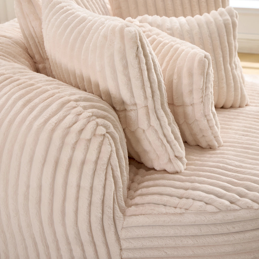 Poltrona relax con pouf e cinque cuscini, schienale e braccioli di sostegno in morbida ciniglia beige