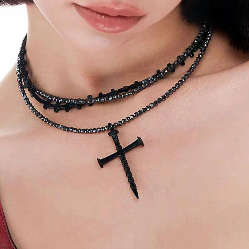 Collana con croce nera multistrato fatta a mano, regalo di Natale o compleanno.