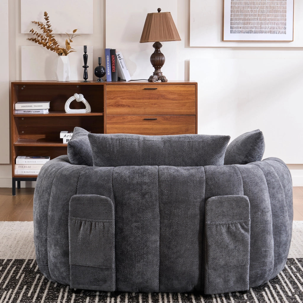 Poltrona chaise longue in ciniglia grigia con seduta profonda e cuscini