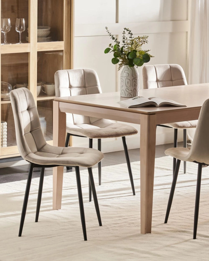 Set di 4 sedie da pranzo in velluto beige gambe in ferro stile moderno