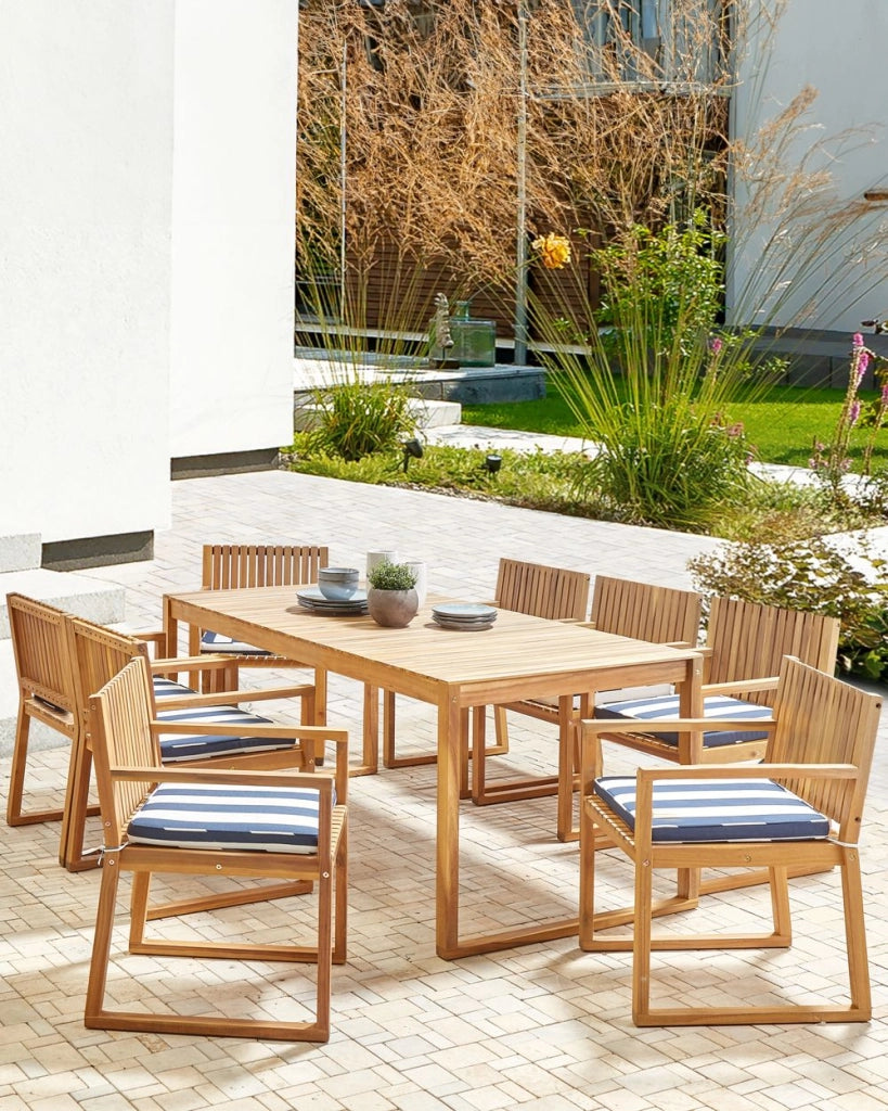 Set di 8 sedie da giardino in legno di acacia chiaro certificato con cuscini blu navy e bianchi resistenti all'acqua