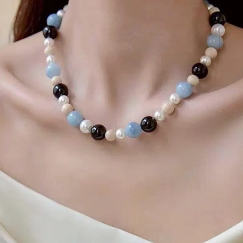 Collana fatta a mano con pietre naturali, perle blu e cristalli, regalo di Natale o di compleanno.