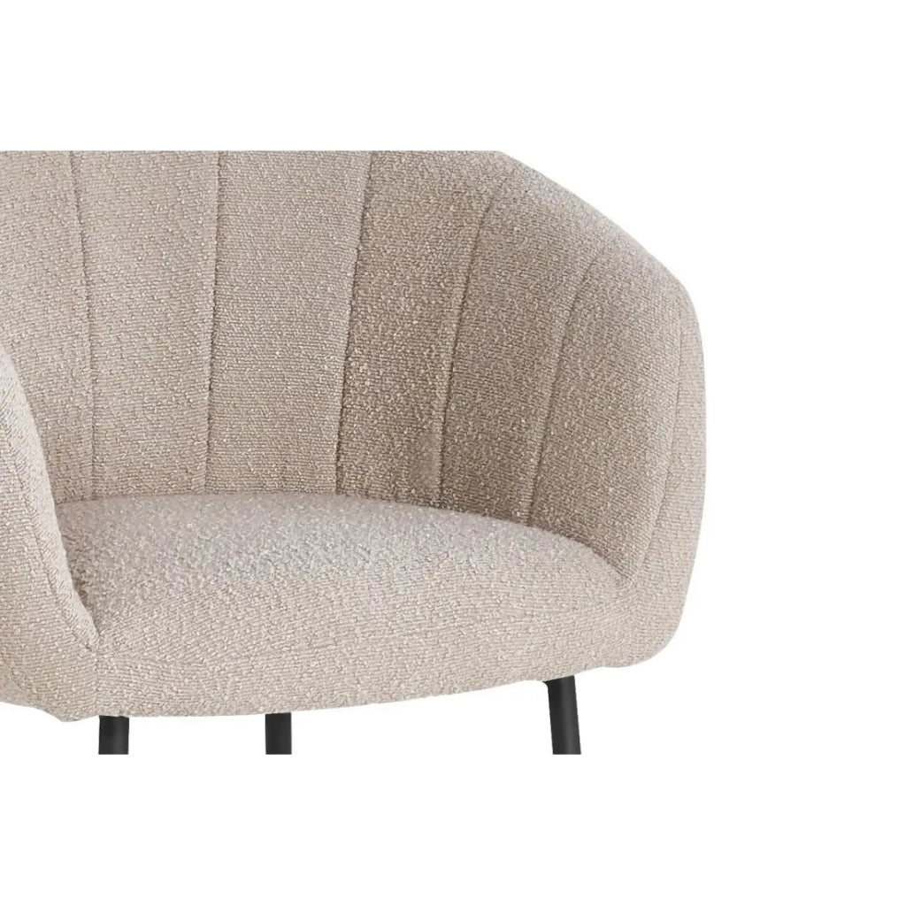 Sedia SIVIGLIA – Tessuto bouclé sabbia – Piedi in metallo nero – H79 x L57 x P62 cm