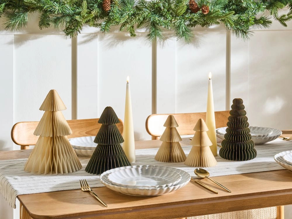 Set di 5 statuine di alberi di Natale beige e verdi in carta a nido d'ape con effetto 3D in stile origami e motivi festivi