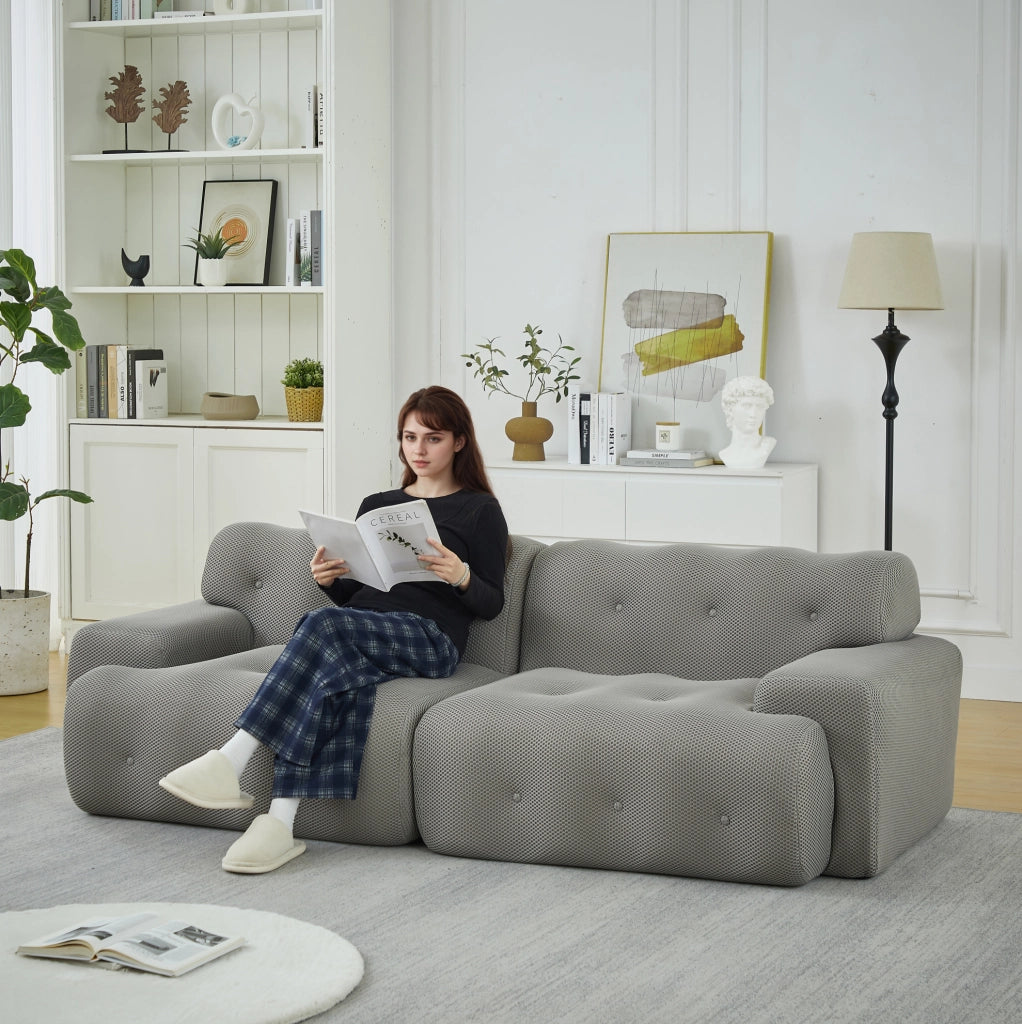 Divano Cloud due posti in tessuto 3D traspirante grigio con braccioli larghi e design moderno