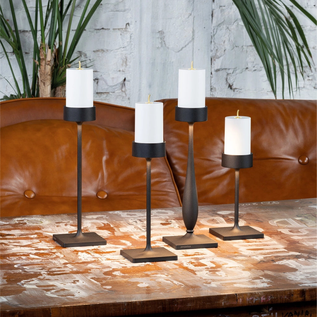 Perpetua Lampada da tavolo ricaricabile Midi design senza fili in alluminio pressofuso colore nero con sistema batteria sostituibile a incastro