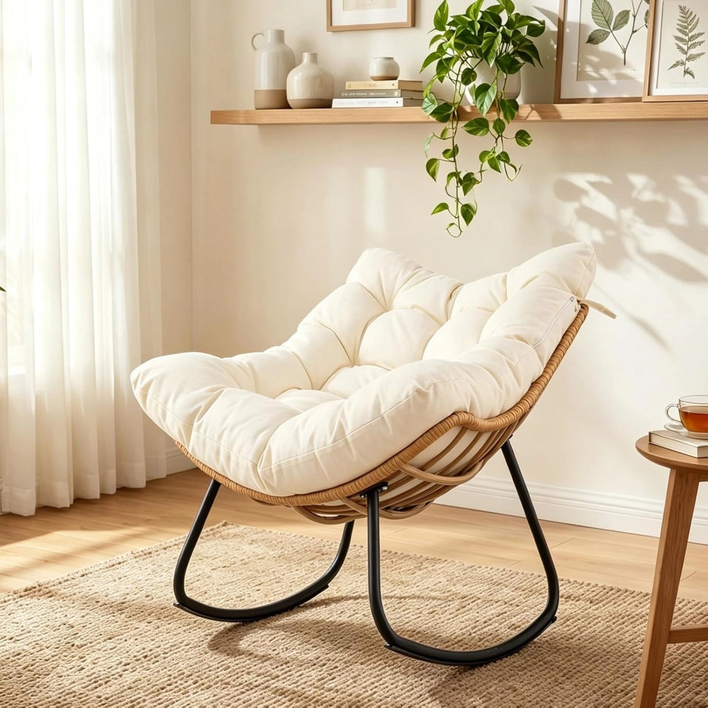 Sedia a Dondolo da Esterno, Poltrona a Dondolo da Interno con Cucscino Morbido, Struttura in Metallo e Rattan PE, per Terrazza, Bordo Piscina, Balcone, Soggiorno, 116 X 88 X 92 CM (Bianco)