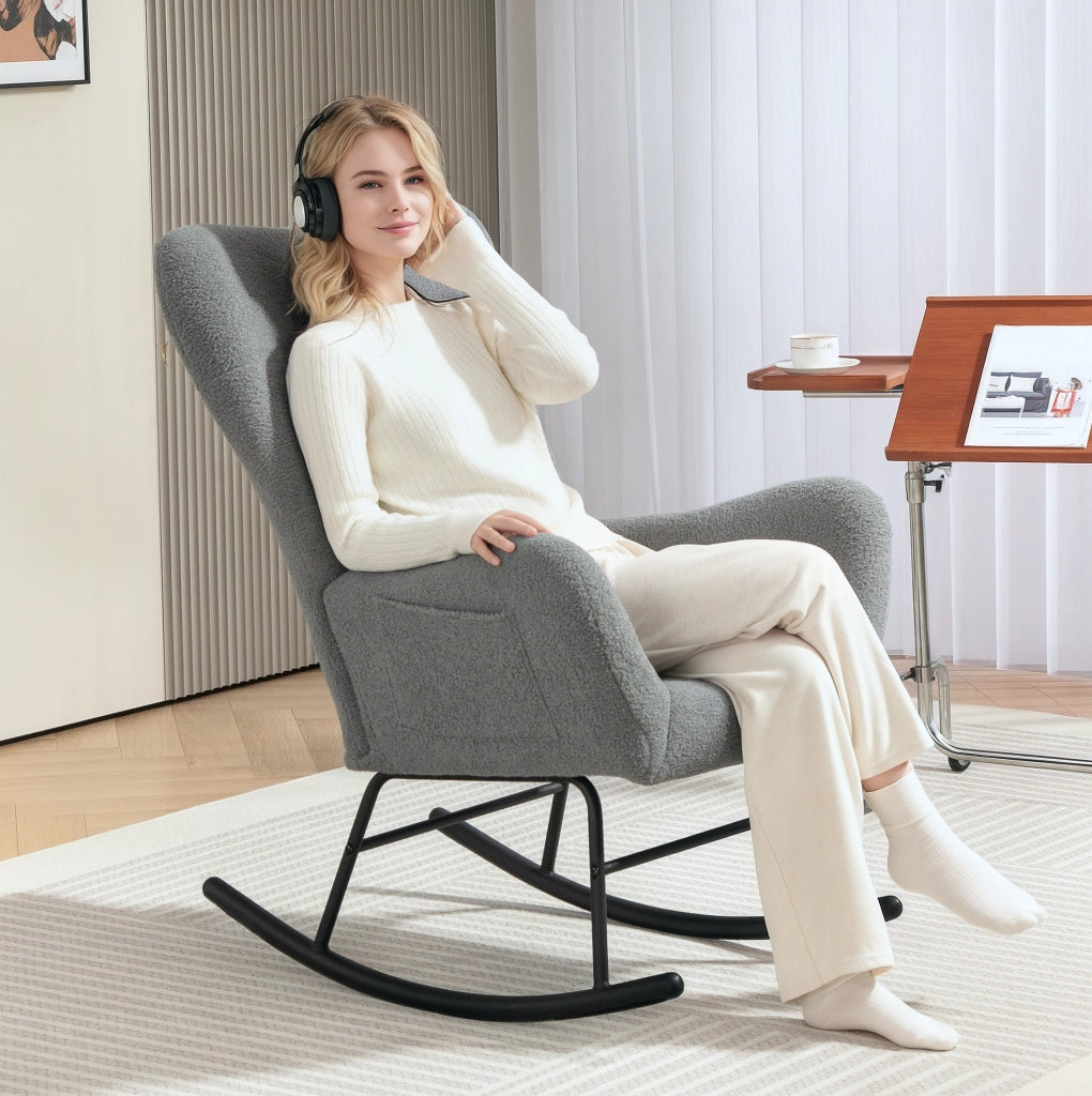 Sedia a dondolo 67x95x100 cm con tasca laterale e schienale imbottito in teddy grigio