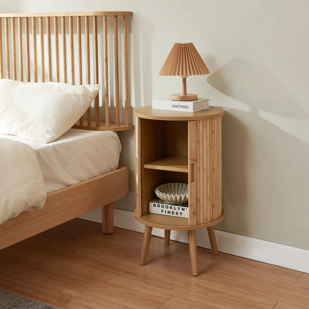 Comodino Nordkapp a 2 Ante Scorrevoli in Bambù Tavolino Rotondo 65xØ40 cm - Naturale [en.casa]
