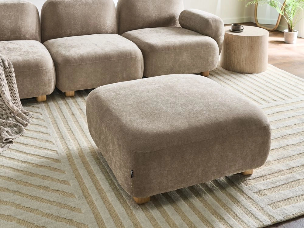 Pouf ottomano rettangolare imbottito in tessuto beige, modulo divano con gambe in legno, moderno, monoposto