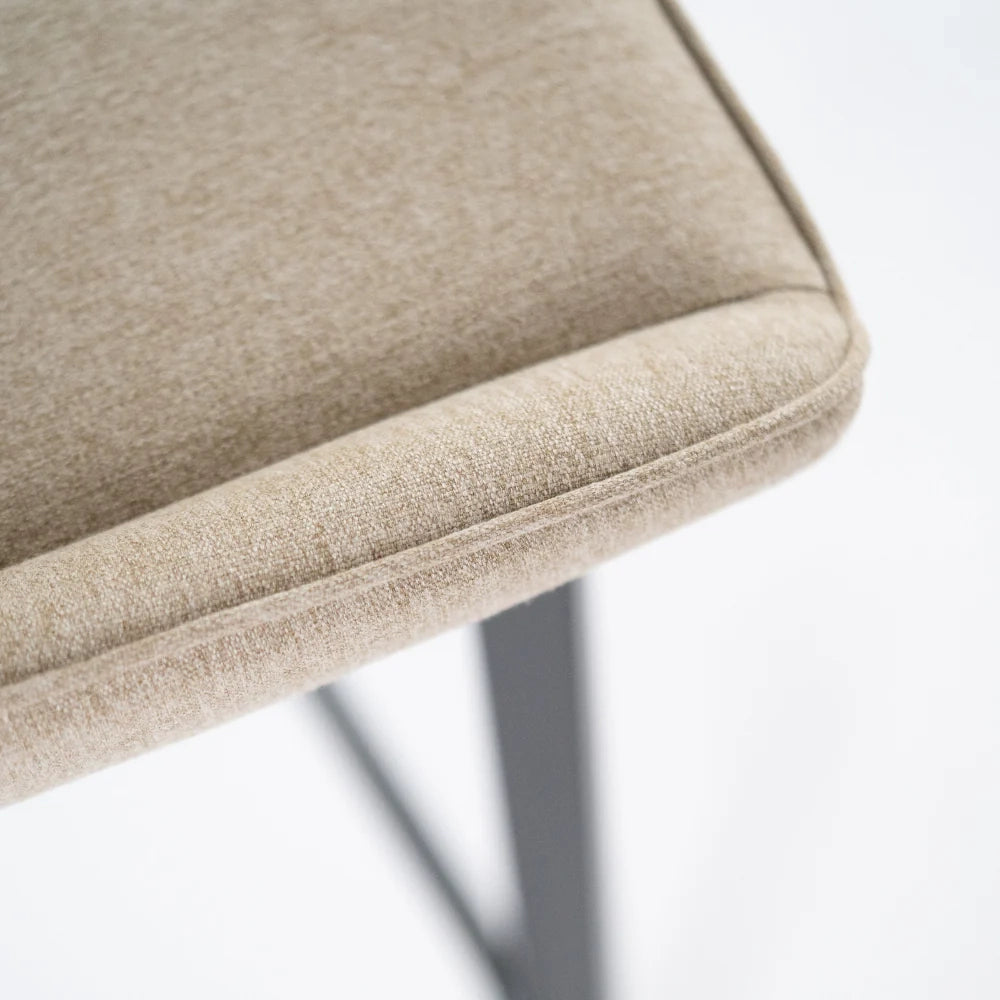 Set di 2 sgabelli da bar e cucina in tessuto beige Fynn con struttura in metallo e poggiapiedi | Duzzle
