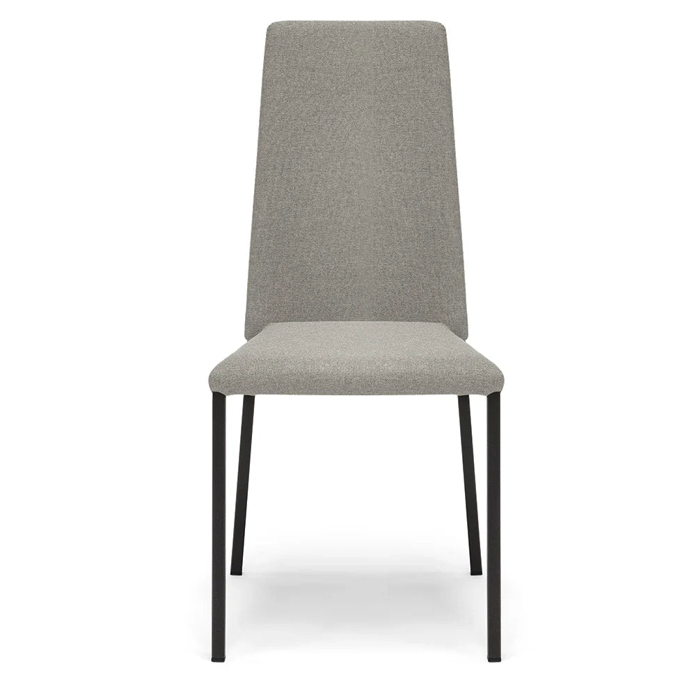 Sedia imbottita modello BETTY STYLE per interni, design moderno, gambe quadre in metallo, schienale e seduta rivestiti con tessuto morbido al tatto colore Pietra