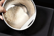 Piatto per lavare riso e verdure in acciaio inossidabile (nero) – setola per la pulizia del riso e delle verdure – con piede antiscivolo in silicone