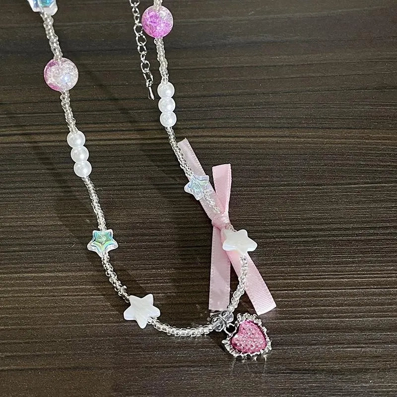 Collana con ciondolo a forma di cuore rosa e fiocco, realizzata a mano con perline e zirconi. Regalo di Natale per donna, regalo di compleanno.